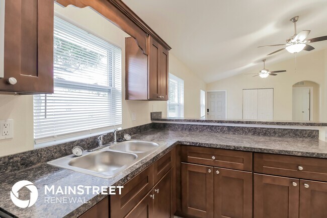 Building Photo - 312 Oak St