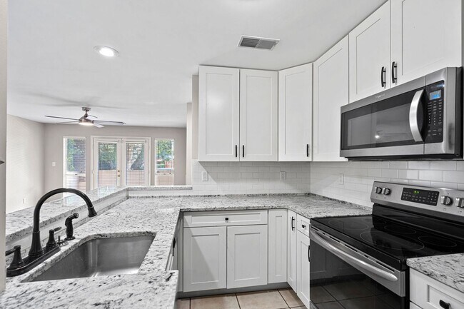 Foto del edificio - Unique 3 Bedroom/ 3 Full Bathroom 2 Story ...