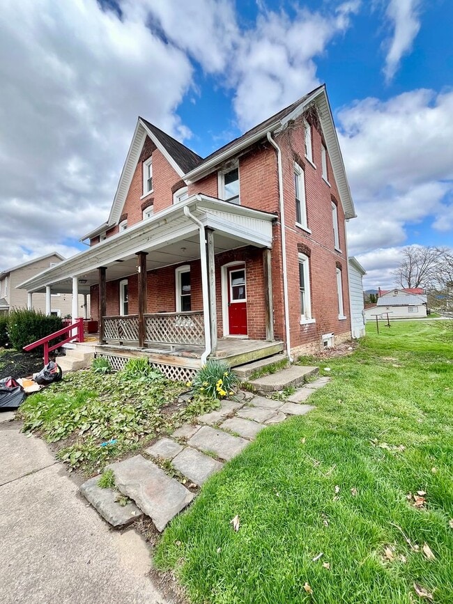 Building Photo - 125-127 Maple St