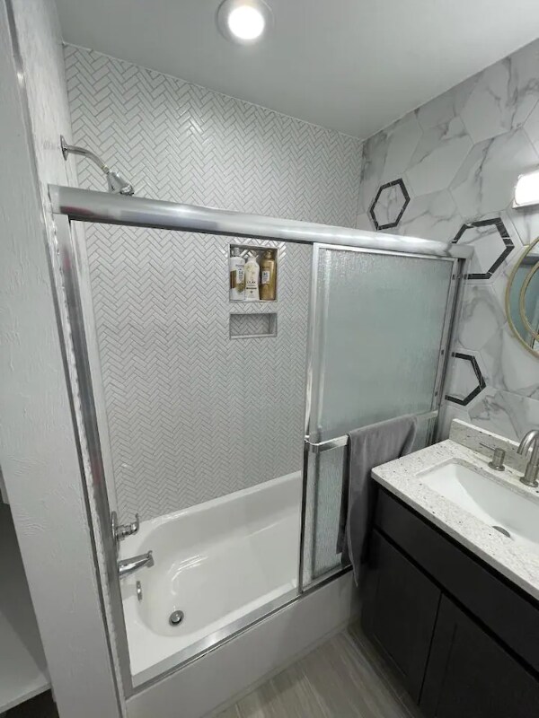 Foto del edificio - 701 NE 24th St