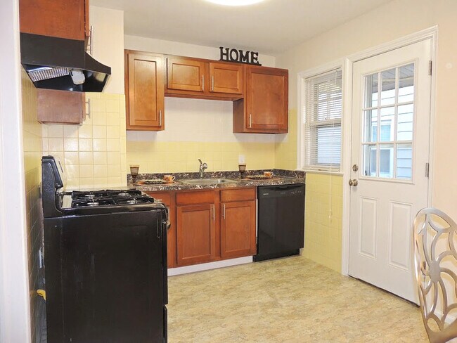 Building Photo - 3 Bedroom - 1.5 Bathroom Home for Rent!
