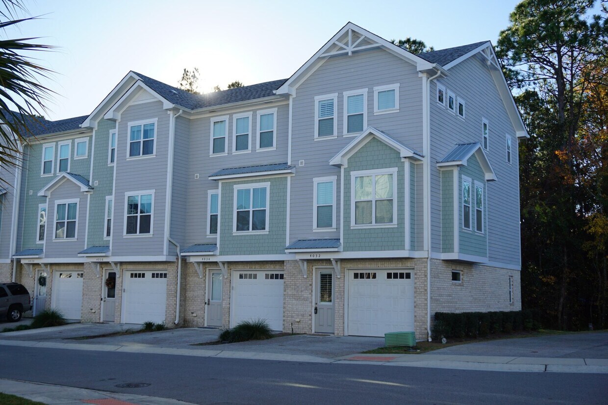 Primary Photo - 3BR/3.5BA End Unit Townhome in Summerwalk!...