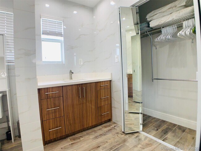 Foto del edificio - 7504 NE 6th Ct