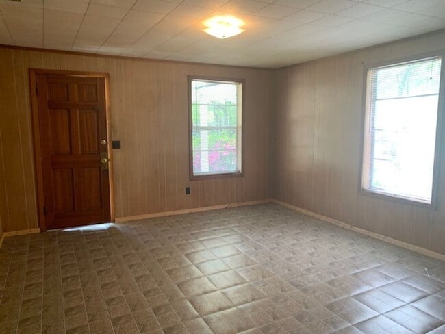 Building Photo - 1BD/1B River Street Duplex