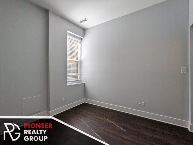 Building Photo - 2171 W Wilson Ave