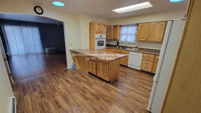 Foto del edificio - Large 4 bedroom 2 bath Ranch style Home
