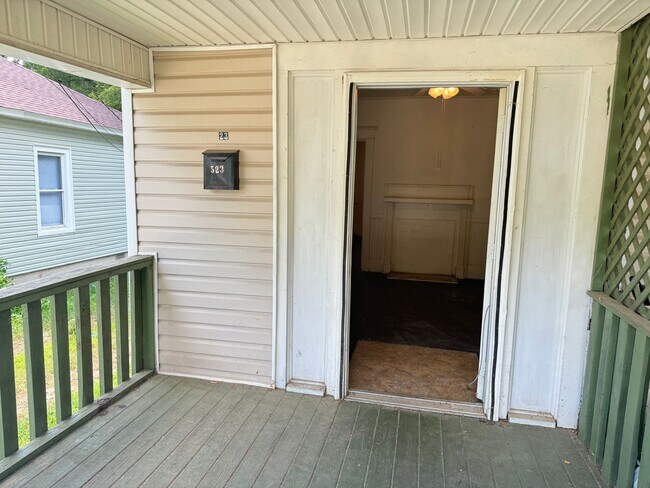 Building Photo - 1 bed 1 bath unit- close to I-85 and Downt...