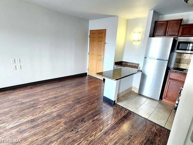Foto del edificio - 1 br, 1 bath Condo - 27710 E University Dr...