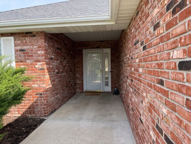 Building Photo - Spacious 4BR Home in Seven Oaks with Garage & Fenced Yard