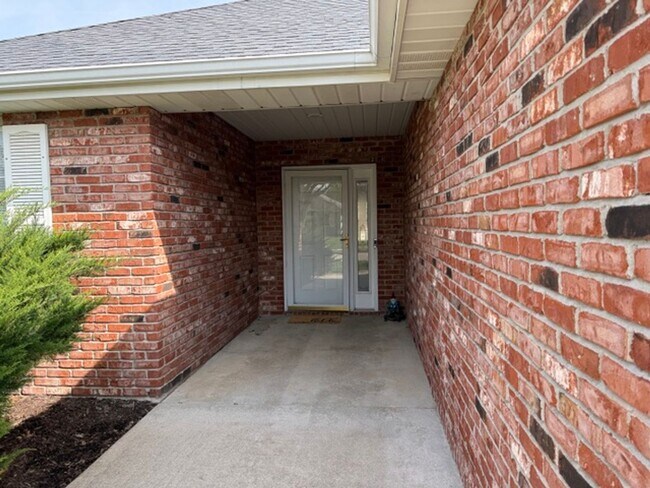 Foto del edificio - Spacious 4BR Home in Seven Oaks with Garage & Fenced Yard