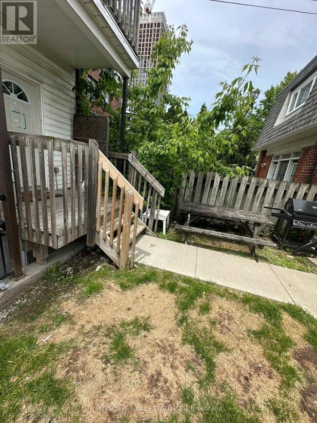 Building Photo - 951 Dufferin St