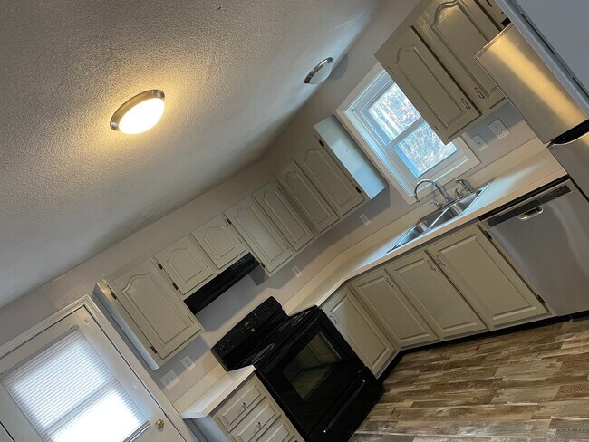 Kitchen - 6 Mountain Rd