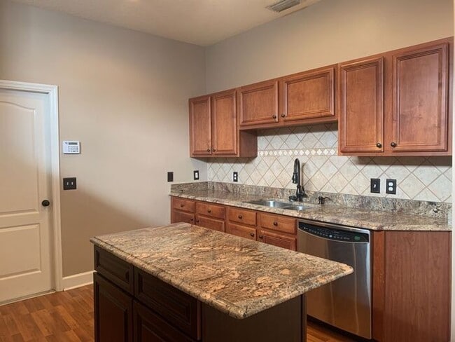 Building Photo - WESTCHASE - THE VINEYARDS