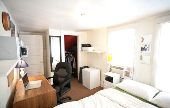 Building Photo - 910 NE C St