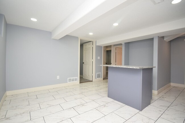 Building Photo - 2 Bed 1 Bath City Hideaway in SLC! Shops, Dining & Transit Nearby!!