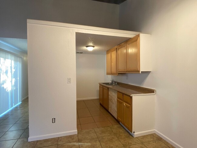 Building Photo - Spacious 3 Bedroom Duplex in Lincoln Schoo...