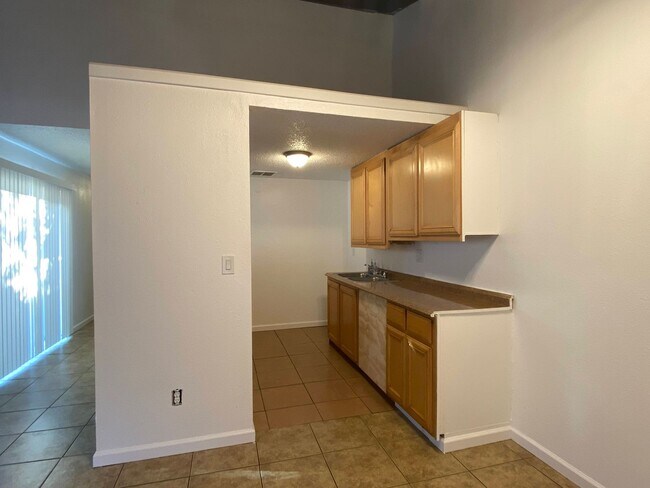 Foto del edificio - Spacious 3 Bedroom Duplex in Lincoln Schoo...