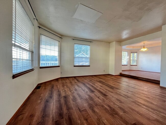 Building Photo - 4 Bedroom Silverdale Home Close to EVERYTHING!