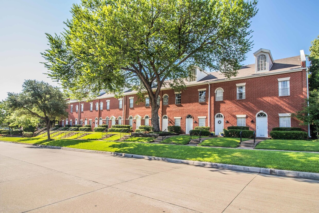 Foto principal - RENOVATED Birchman Place Townhomes!