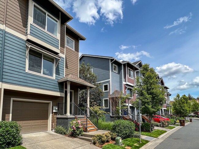 Foto del edificio - Great 3 Bedroom 2.5 Bathroom Townhouse End Unit!  2 Car Garage  + Washer & Dryer! Near Nike, Inte...