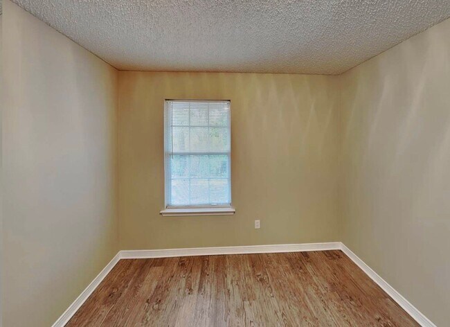 Foto del edificio - 15584 Moss Hollow Dr