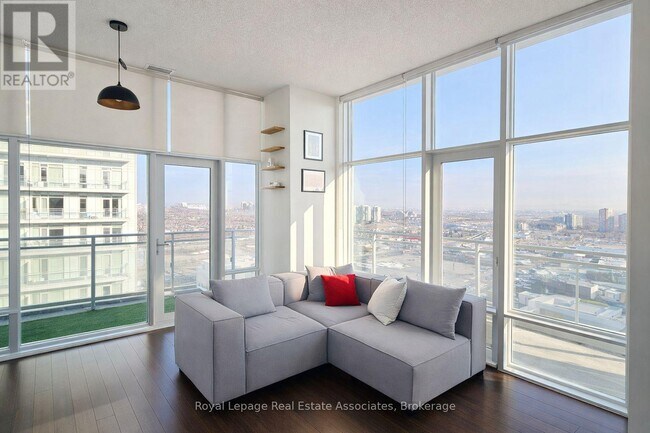 Photo du bâtiment - 365 Prince of Wales Dr