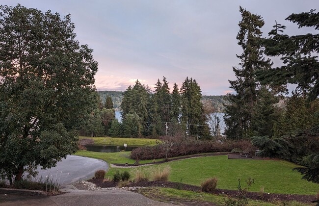 Building Photo - Illahee Home with a View and Two Master Be...