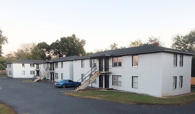 Foto del edificio - Hampton Avenue Apartments