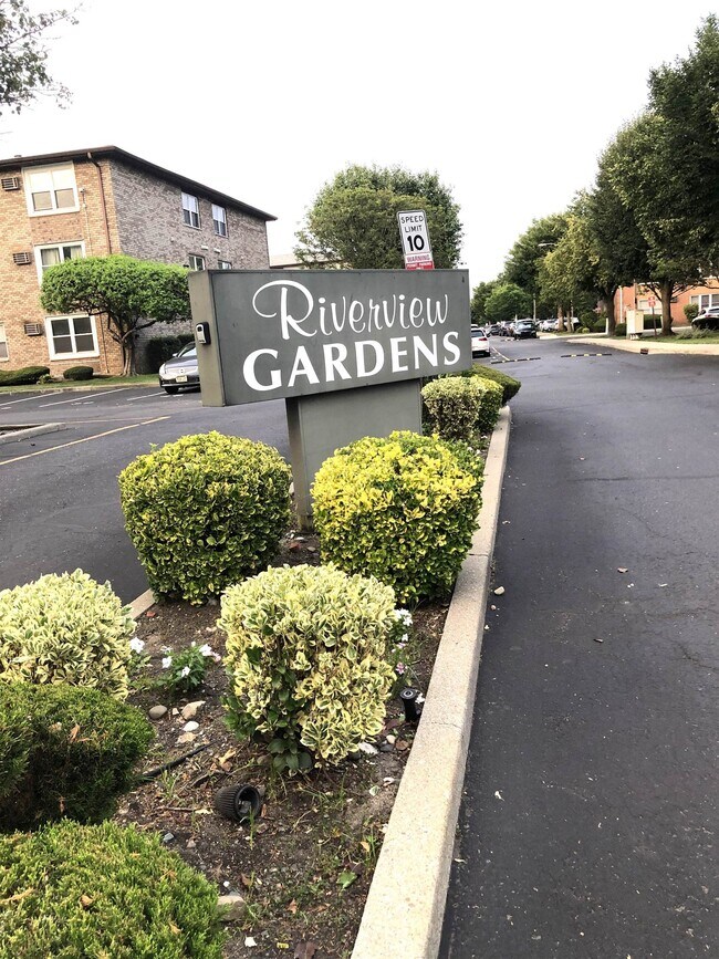 Foto del edificio - 48 Riverview Ct
