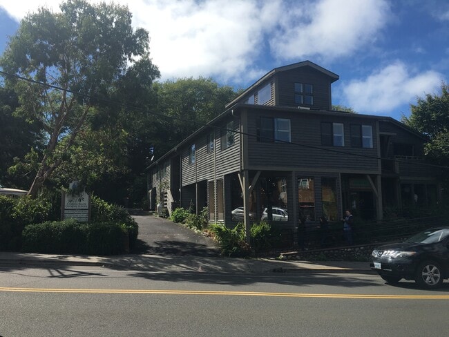 Building Photo - 140 S Hemlock St