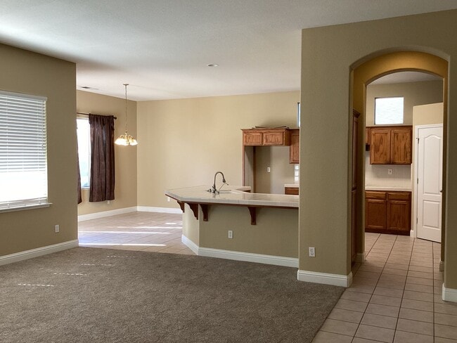 Building Photo - 5686 E Lorena Ave