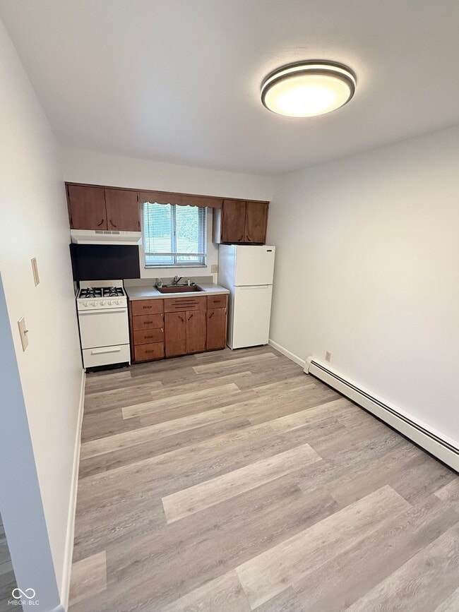 Foto del edificio - 652 E Main St