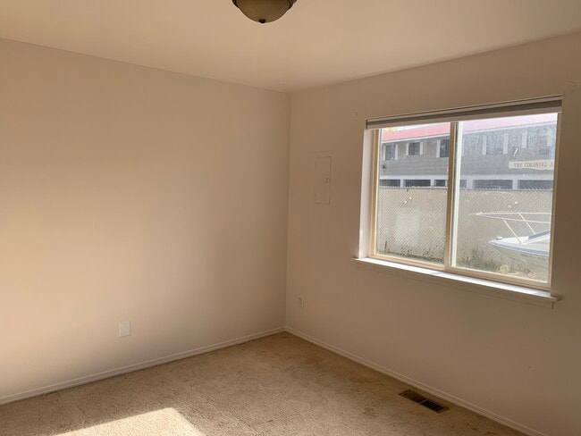 Building Photo - 307 River St