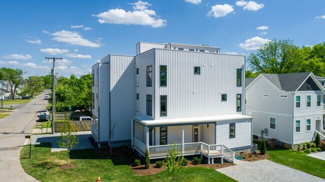 Foto del edificio - Turn-Key Luxury Rental: Brand-New 4BD + Office w/ Private Sunset Rooftop
