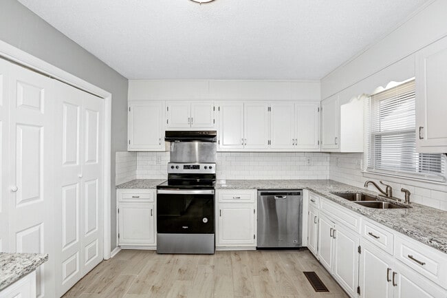 Building Photo - 1601 Wells Ave SE