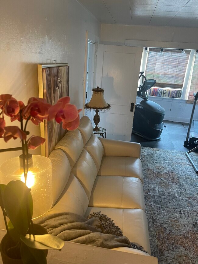 Leather reclining chairs - 565 Celeron St