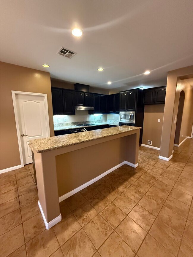Building Photo - Spacious 4-Bedroom Home in Terra Vista