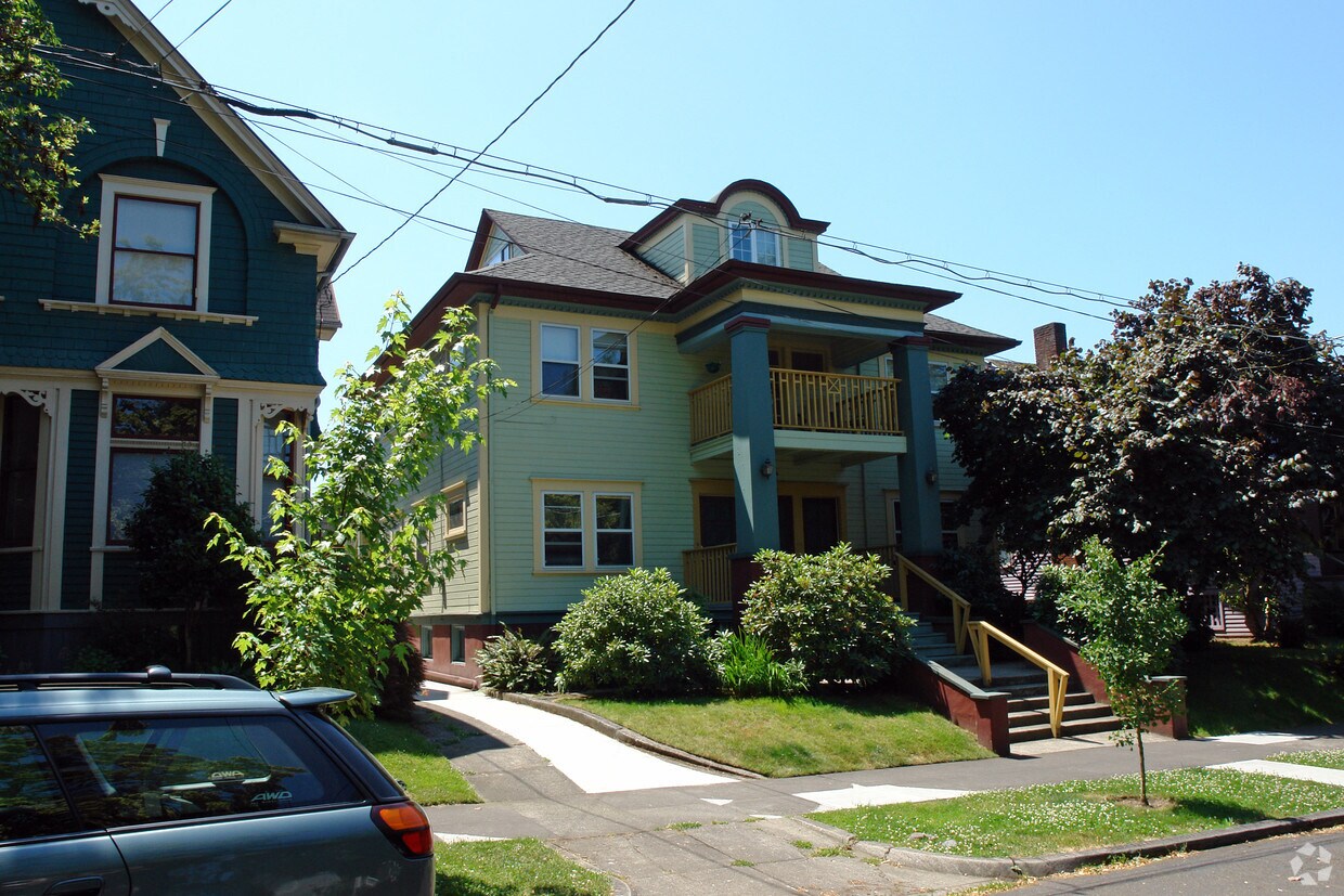 Building Photo - 2934 NE Couch St