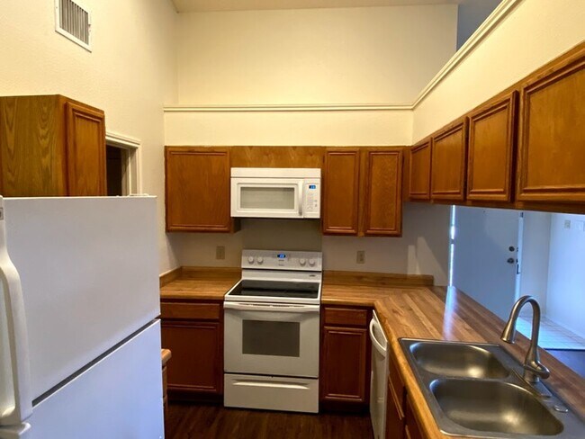 Foto del edificio - 6814 Flaming Ridge Dr
