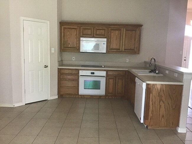 Foto del edificio - Coming Soon!!! 4/2/2 with Fireplace!