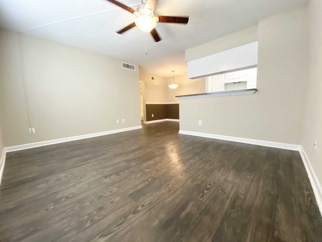Sala de estar - 2701 Old Alvin Rd