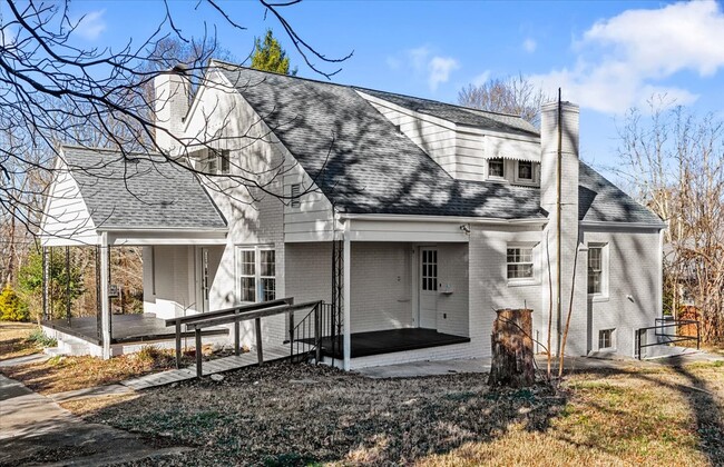 Foto del edificio - 807 Shamrock Rd