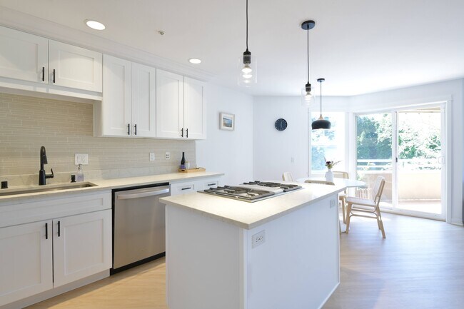 Building Photo - 1008 6th Ave N Building Photo - 1008 6th Ave N