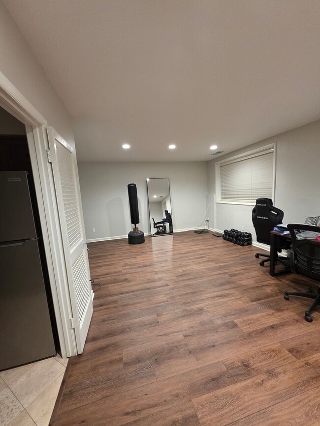 Building Photo - 11 Cross Keys Rd