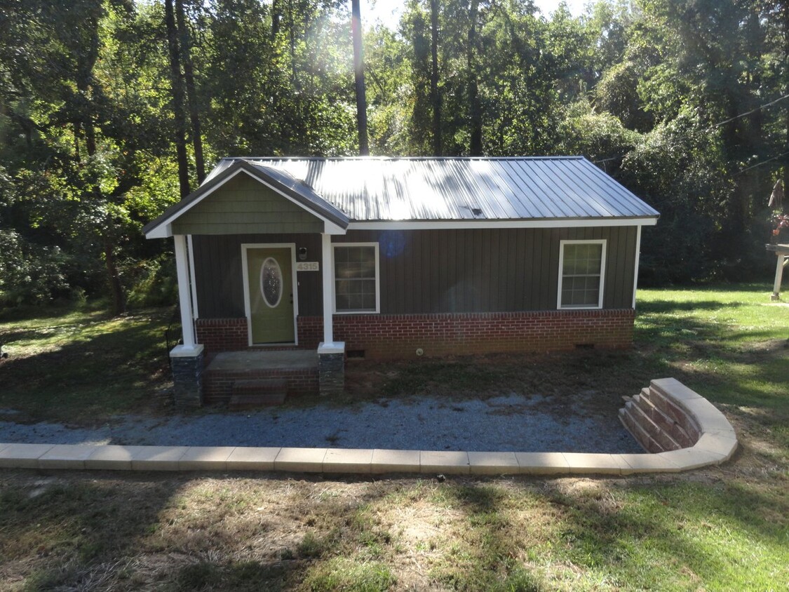 Building Photo - 2 bedroom house!