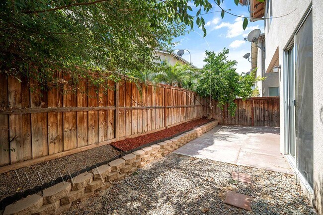 Building Photo - Spacious 4 Bed/2.5 Bath Condo In The Desir...
