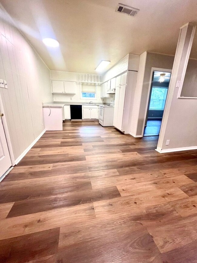 Building Photo - 1812 Rosemond- Reduced Rent!