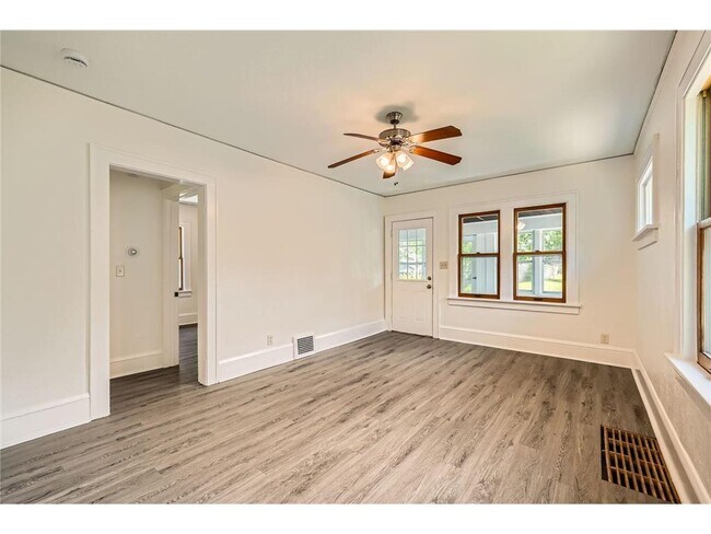 Foto del edificio - 1083 Western Ave N