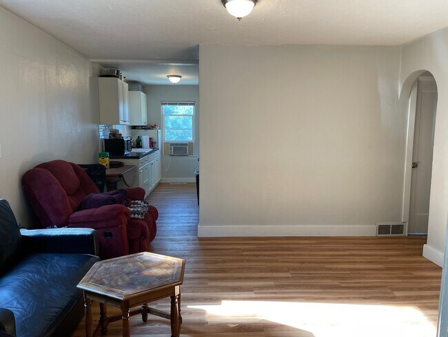 Building Photo - 2001 E Maple St Unit B