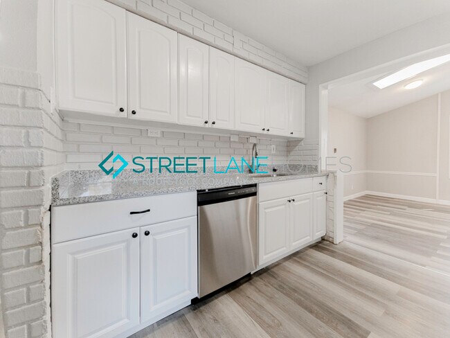 Building Photo - Charming 3 Bedroom in St Louis!